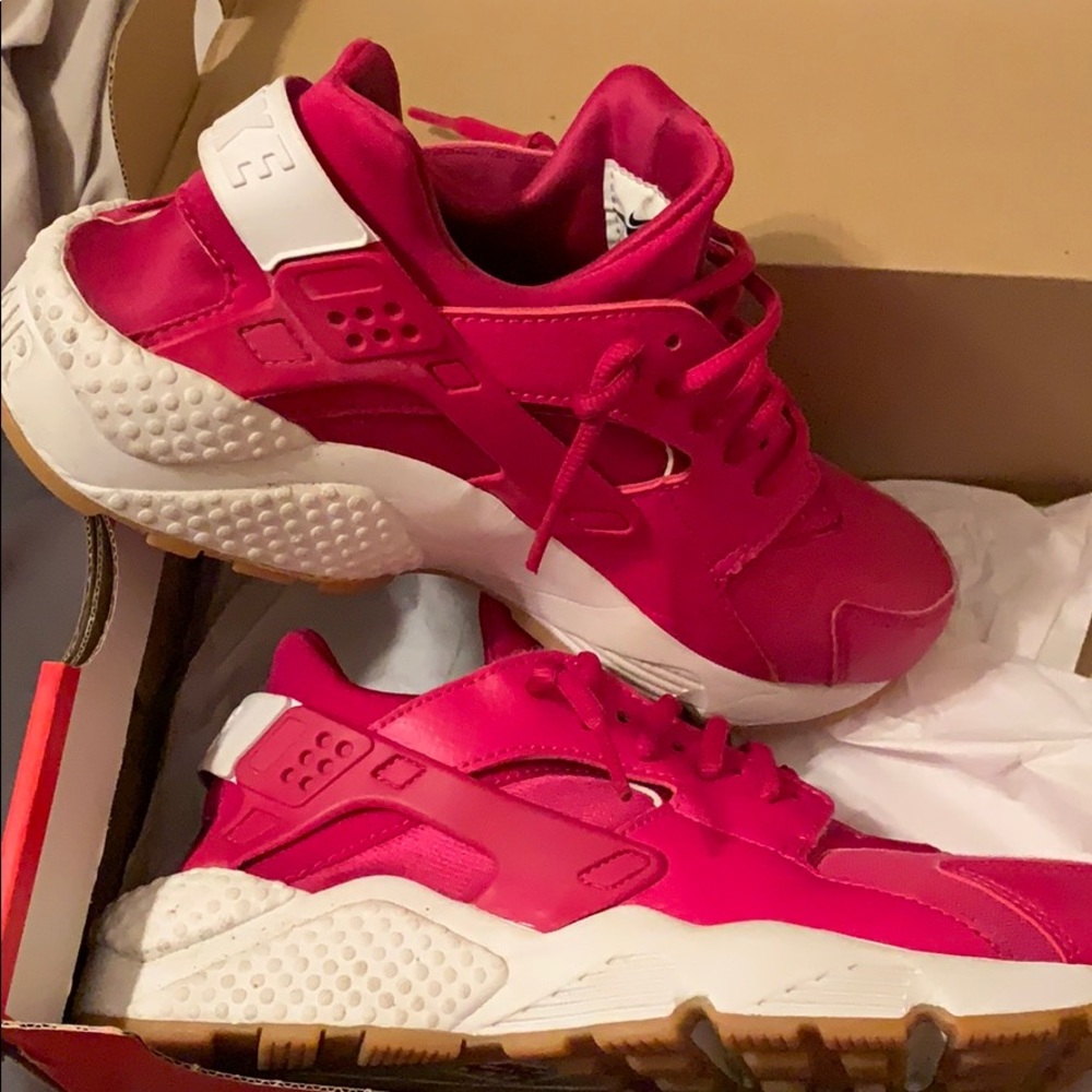 women’s pink air huarache run.